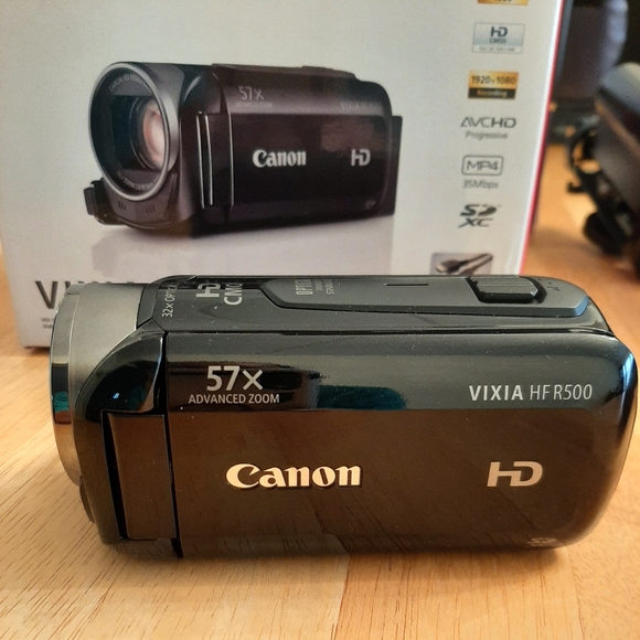 VIXIA HF R500 CANON CAM W/ MIC - Picture 2 of 8